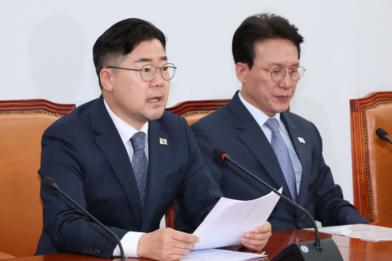 Democratic Party floor leader Park Chan-dae, left, urges acting President and Prime Minister Han Duck-soo to appoint the ninth Constitutional Court justice during a press conference at the National Assembly in Yeouido, western Seoul, on March 30.[YONHAP] 