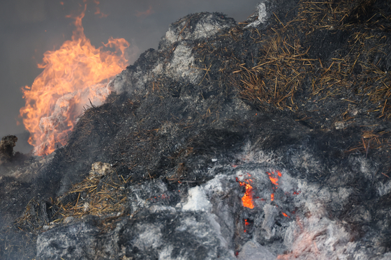 Embers remain on March 31 in a farm in Andong, North Gyeongsang, after the wildfire is put out. Authorities are also putting out remaining fires. [YONHAP]