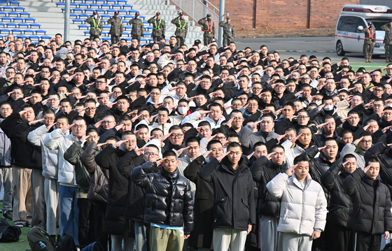 Recruits salute during an enlistment ceremony at the Korea Army Training Center in Nonsan, South Chungcheong, on Jan. 6. [NEWS1] 