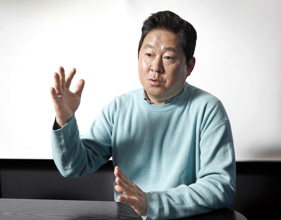 iPixel founder and CEO Lee Sang-soo talks with the Korea JoongAng Daily at the tech startup's office in Gangnam District, southern Seoul, on March 24. [PARK SANG-MOON]