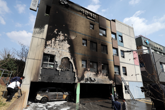 A fire broke out at a day care facility in Singa-dong, Gwangsan District, Gwangju, on March 31. No fatalities were reported, but seven people were treated after inhaling smoke. [YONHAP]