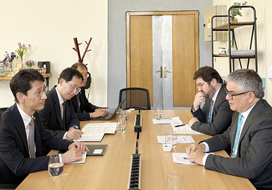 Second Vice Finance Minister Kim Yoon-sang, front left, holds a meeting with Chilean Finance Minister Mario Marcel Cullell in Chile on March 28. [YONHAP] 