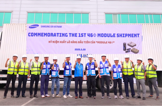Samsung SDI workers pose for a photo at a ceremony commemorating the battery maker's first shipment of 46-phi battery modules to an unidentified U.S. client at the firm's Vietnamese subsidiary. [SAMSUNG SDI]
