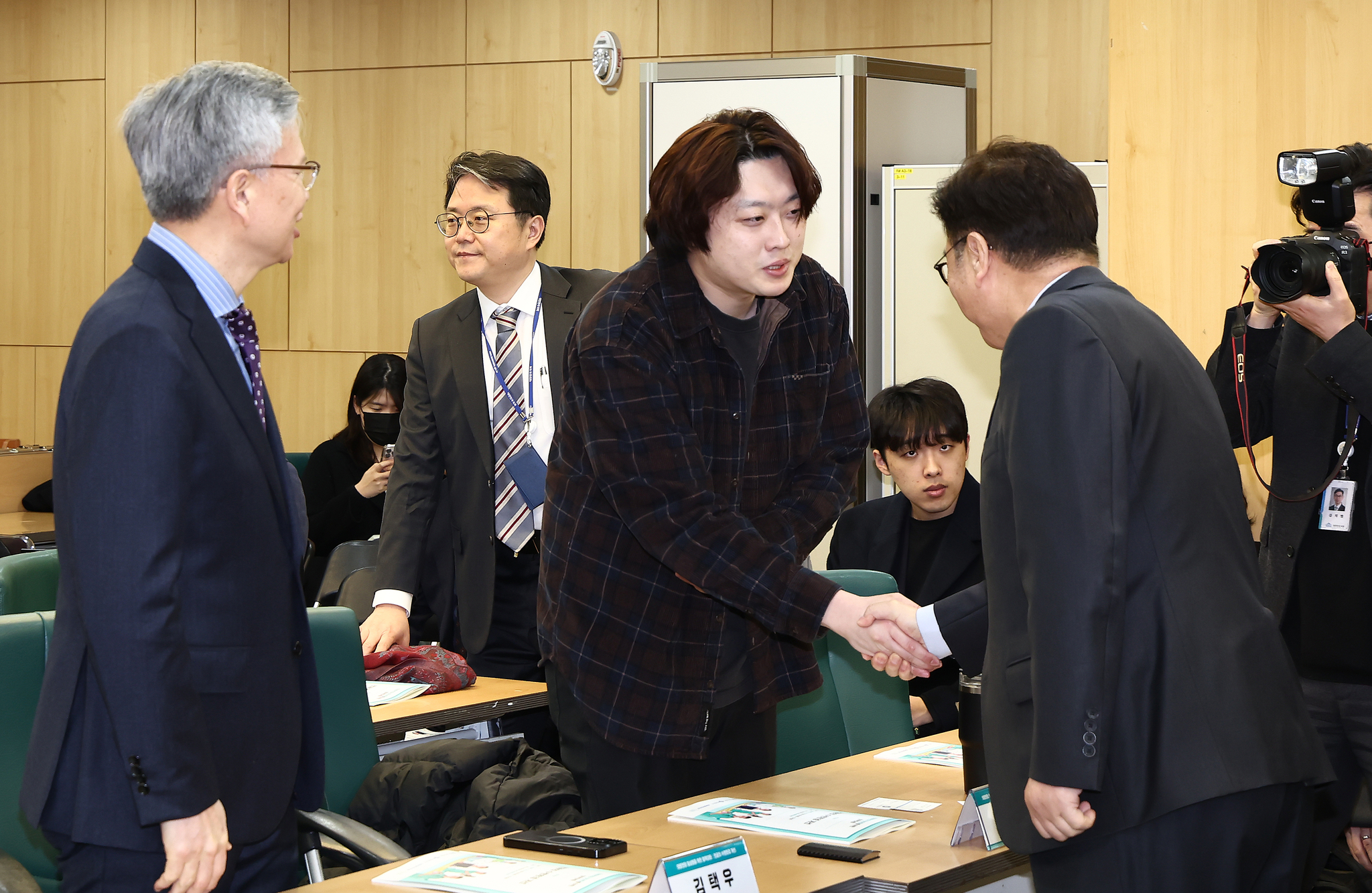 Park Dan, head of Korean Intern Resident Association, center, shakes his hand with National Assembly Speaker Woo Won-shik at the National Assembly in western Seoul on March 10. [NEWS1]