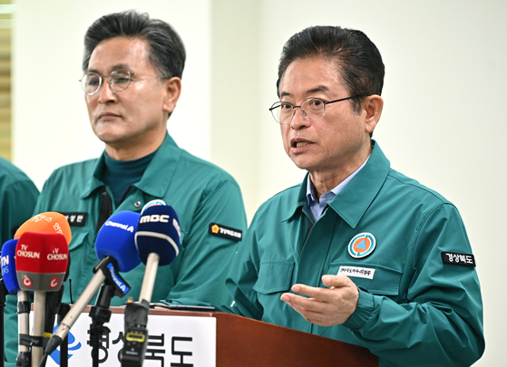 North Gyeongsang Governor Lee Cheol-woo announces the five major directions for wildfire response at the wildfire scene command center set up in the temporary office of Uiseong County Office in North Gyeongsang on March 28. [NORTH GYEONGSANG PROVINCIAL GOVERNMENT]