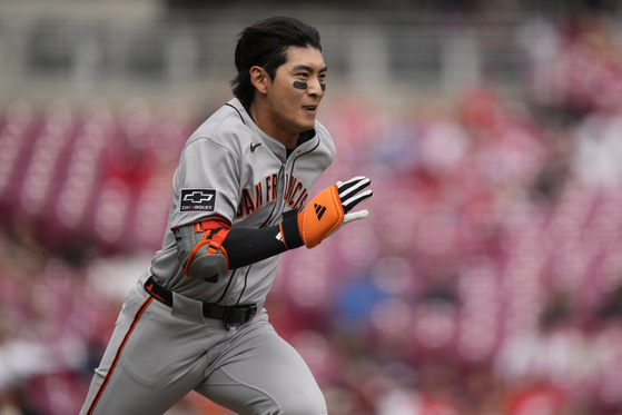 San Francisco Giants outfielder Lee Jung-hoo runs to first base after hitting a single in the eighth inning of the game against the Cincinnati Reds on March 30, 2025, in Cincinnati, Ohio. [AP/YONHAP] 
