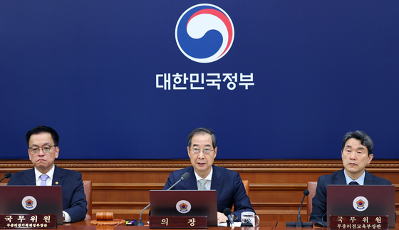 Acting President Han Duck-soo, center, speaks during a Cabinet meeting held at the government complex in central Seoul on April 1. [YONHAP] 
