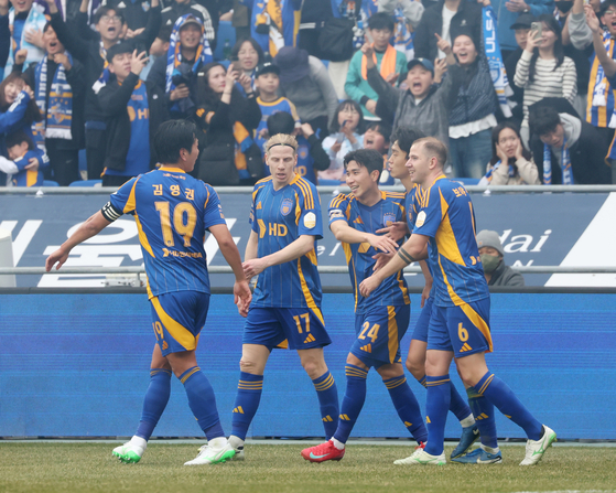 Ulsan HD celebrate during a K League 1 match against Jeonbuk Hyundai Motors at Munsu Football Stadium in Ulsan on March 1. [YONHAP] 