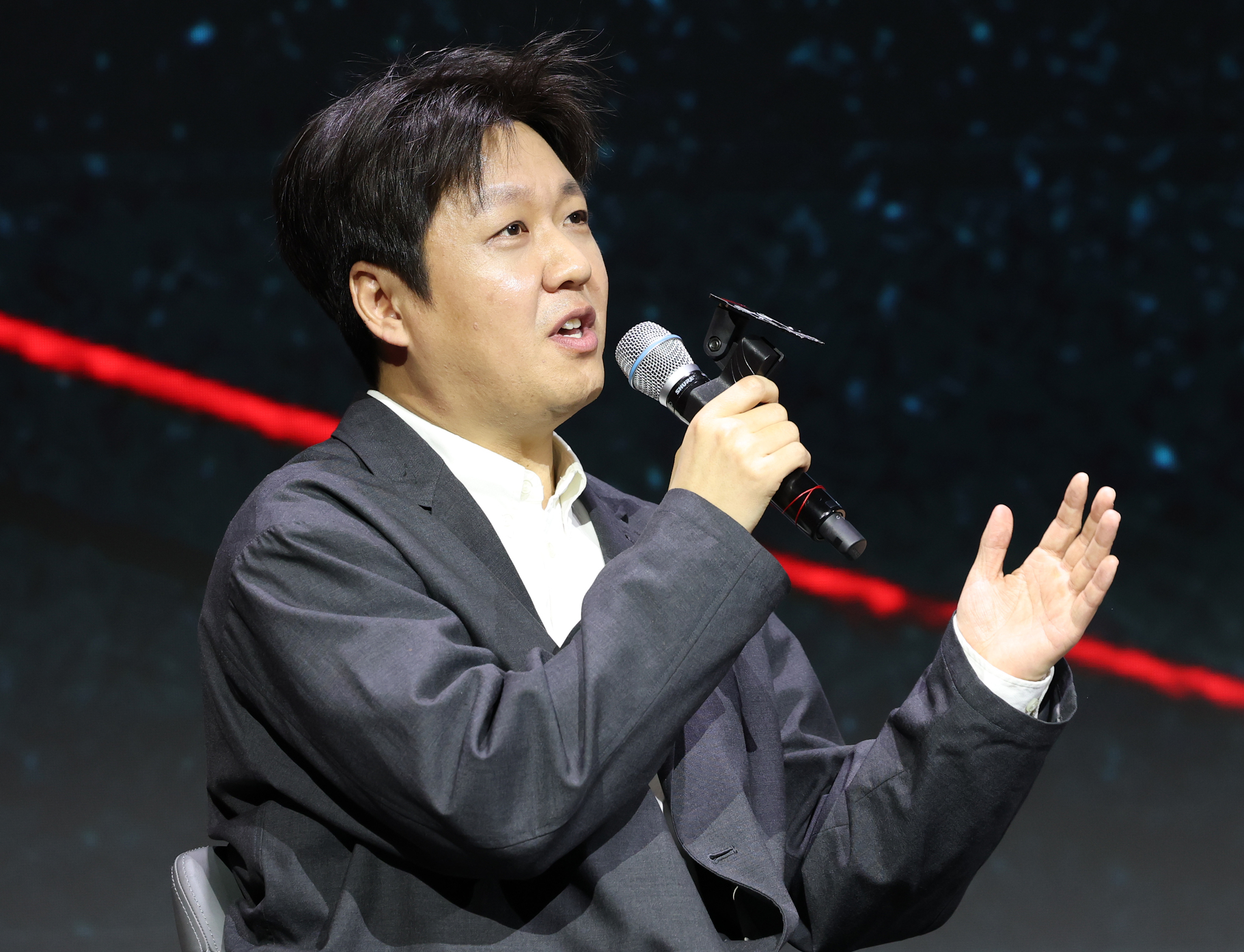 Director Lee Il-hyung speaks during a press conference for Netflix's crime thriller ″Karma″ held in Jongno District, central Seoul, on March 31. [NEWS1]