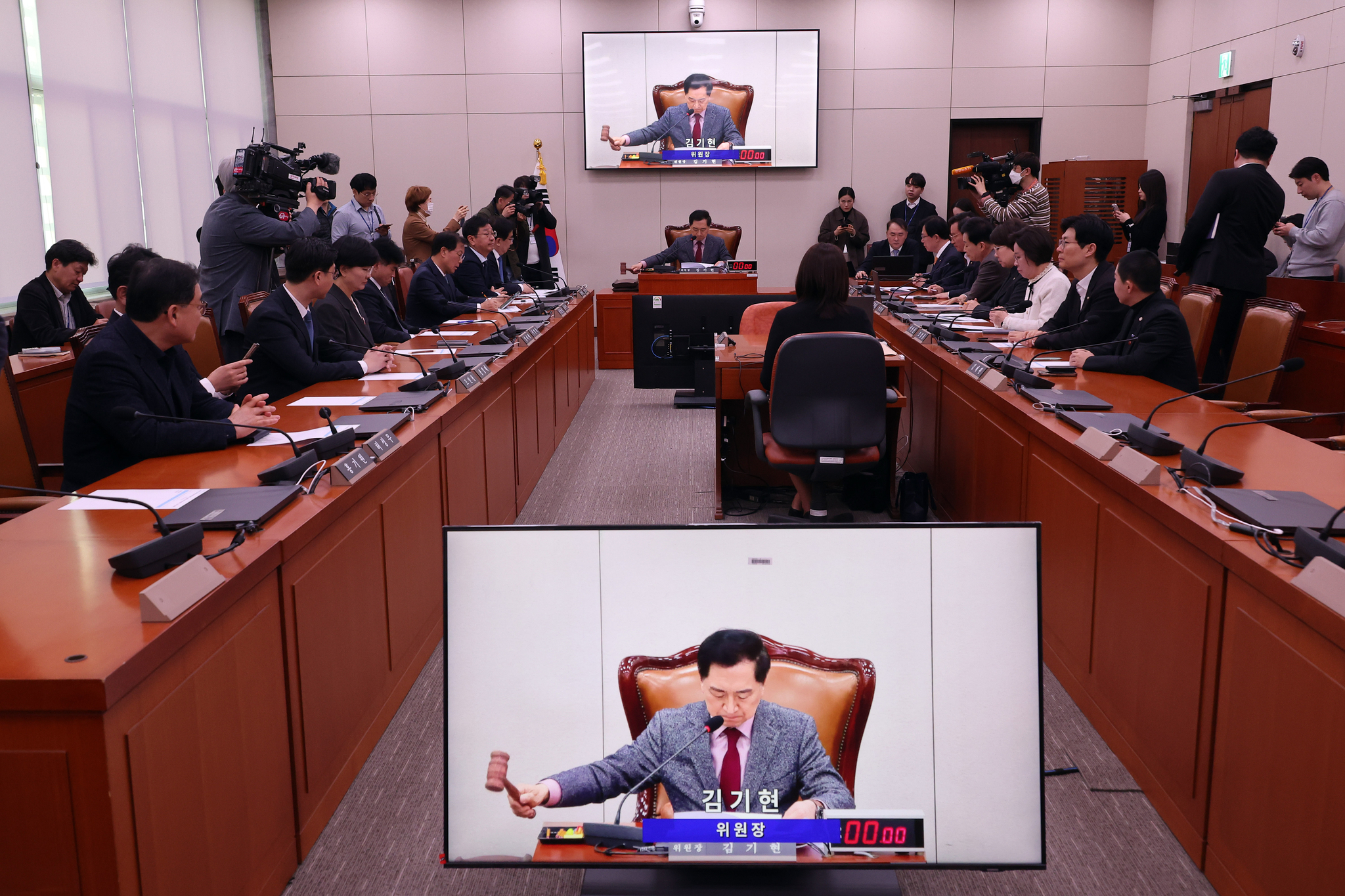 Rep. Kim Gi-hyeon from the conservative People Power Party chairs a meeting for a special parliamentary committee for the 2025 APEC summit at the National Assembly in western Seoul on April 1. [YONHAP]  