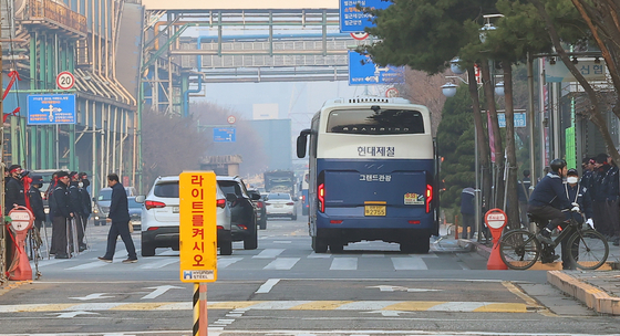 Hyundai Steel's steel reinforcement bar plant in Incheon was shut down on Tuesday for a month due to sluggish demand. [YONHAP]