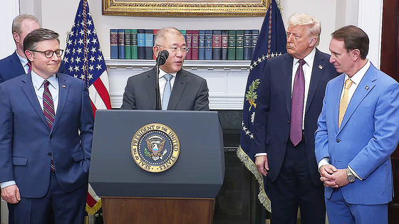 Hyundai Motor Group Executive Chair Euisun Chung announces a $21 billion investment in the United States as U.S. President Donald Trump, second from right, and Louisiana Gov. Jeff Landry, far right, stand in the Roosevelt Room at the White House in Washington on March 24. [SCREEN CAPTURE]