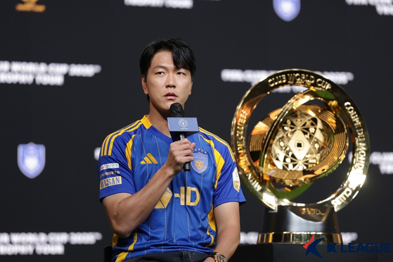 Ulsan HD defender Kim Young-gwon poses with the Club World Cup trophy at Naver 1784 in Seongnam, Gyeonggi on March 6. [YONHAP] 