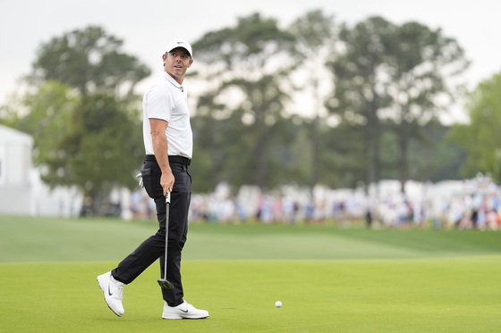 Rory McIlroy reacts to a fan after putting on the 18th green during the final round of the Houston Open in Houston, Texas on March 30. [AP/YONHAP] 
