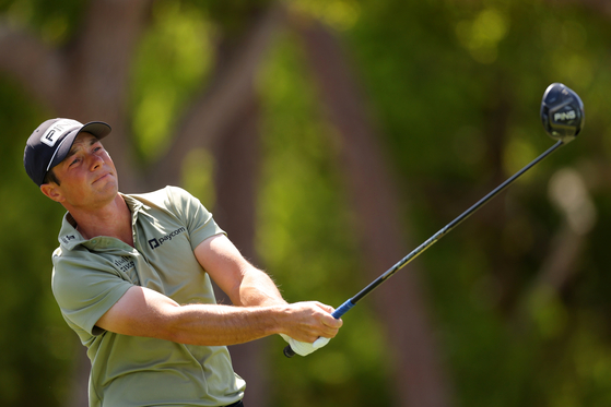 Viktor Hovland plays his shot from the first tee during the third round of the Valspar Championship 2025 at Innisbrook Resort and Golf Club on March 22 in Palm Harbor, Florida. [GETTY IMAGES]
