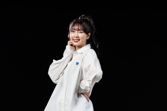 Cheerleader An Ji-hyu poses for a photo at the JoongAng Ilbo Building in western Seoul on Feb. 26. [JOONGANG ILBO] 