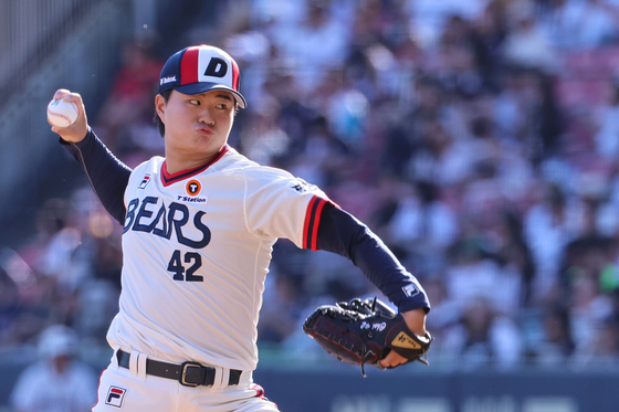 Choi Ji-kang pitches for the Doosan Bears against the Lotte Giants at Jamsil Baseball Stadium in southern Seoul on May 19, 2024.  [YONHAP]