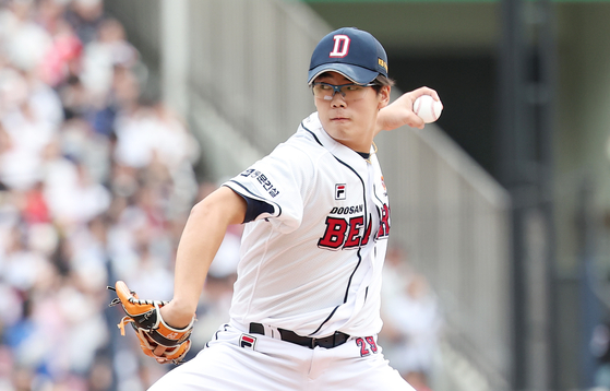 Lee Byeong-heon pitches for the Bears against the KT Wiz at Jamsil Baseball Stadium in southern Seoul on Oct. 3, 2024.  [NEWS1]