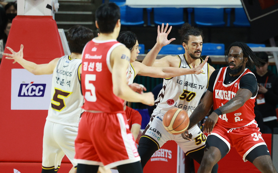 The Seoul SK Knights, in red, play against the Changwon LG Sakers in a KBL game at Seoul Metropolitan Office of Education Student Gymnasium in southern Seoul on Feb. 12. [YONHAP] 