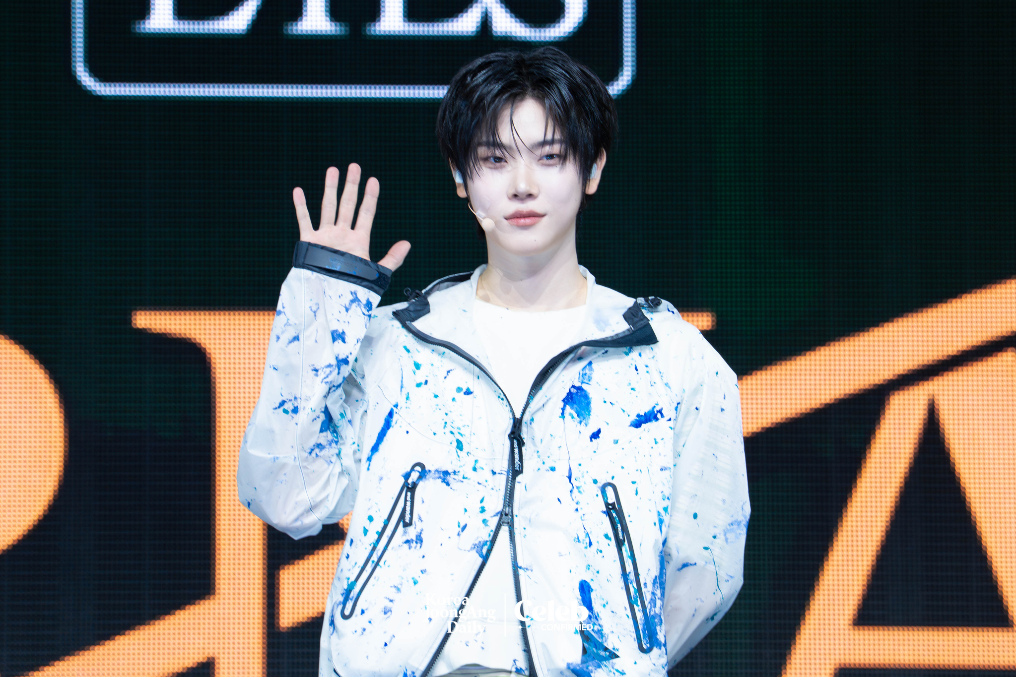 Close Your Eyes' Jang Yeo-jun poses for photos during a showcase held at the Yes24 Live Hall in eastern Seoul on April 2 for the release of the first EP “Eternalt.” [DANIELA GONZALEZ PEREZ]