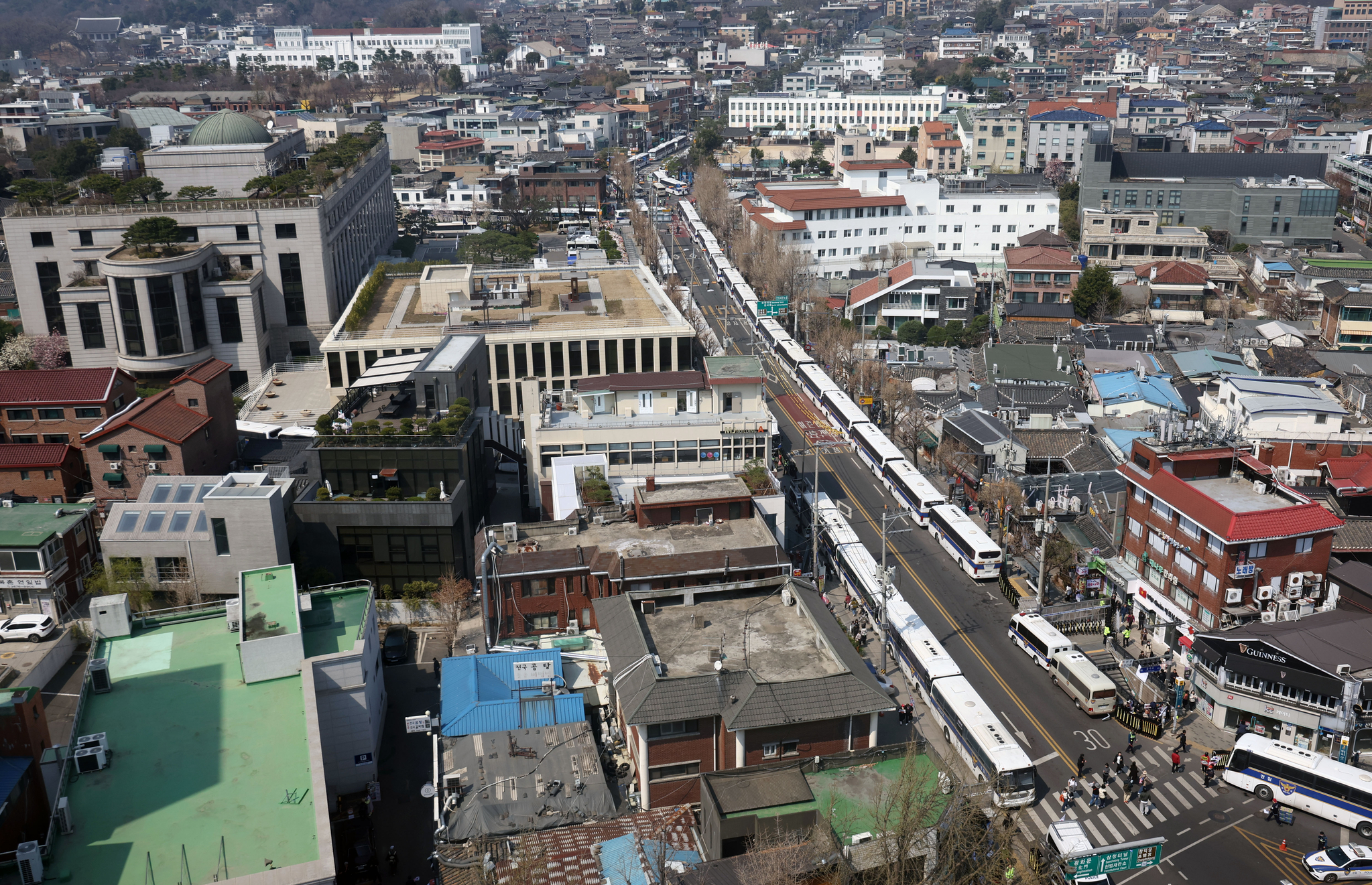 Police buses form barricades along boths sides of the road leading up to the Constitutional Court in Jongno District, central Seoul, on April 1. The court is located in the far left of this photo. [YONHAP]