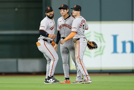 San Francisco Giants outfielder Lee Jung-hoo, center, celebrates during an MLB game against the Houston Astros at Daikin Park in Houston, Texas, on April 1. [AFP/YONHAP] 