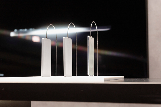 From left to right: the Galaxy S23, S24 and S25 Edge smartphones are displayed. [REUTERS/YONHAP]