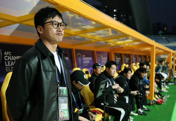 Gwangju FC manager Lee Jung-hyo looks on during the second leg of the 2024-25 AFC Champions League Elite round of 16 against Vissel Kobe at Gwangju World Cup Stadium in Gwangju on March 12. [YONHAP] 