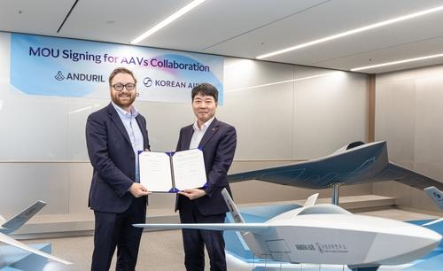 Im Jin-kyu, right, head of aerospace business division at Korean Air and Brian Schimpf, co-founder and chief executive officer of Anduril Industries pose for a photo in Seoul on April 2, 2025, in this photo provided by Korean Air. [YONHAP]