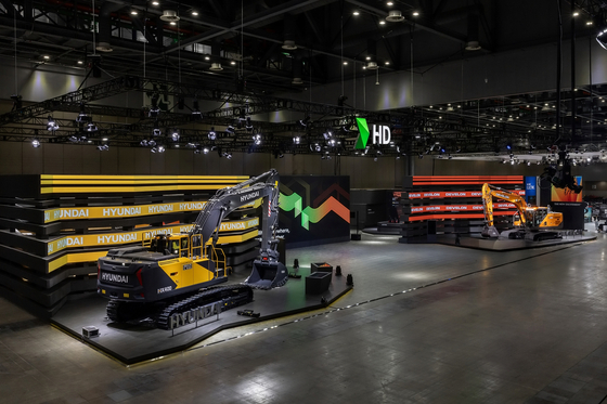 HD Hyundai Construction Equipment’s Hyundai HX400 excavator, left, and HD Hyundai Infracore’s Develon DX240 excavator at the 2025 Seoul Mobility Show at Kintex in Goyang, Gyeonggi, on April 3 [HD HYUNDAI]