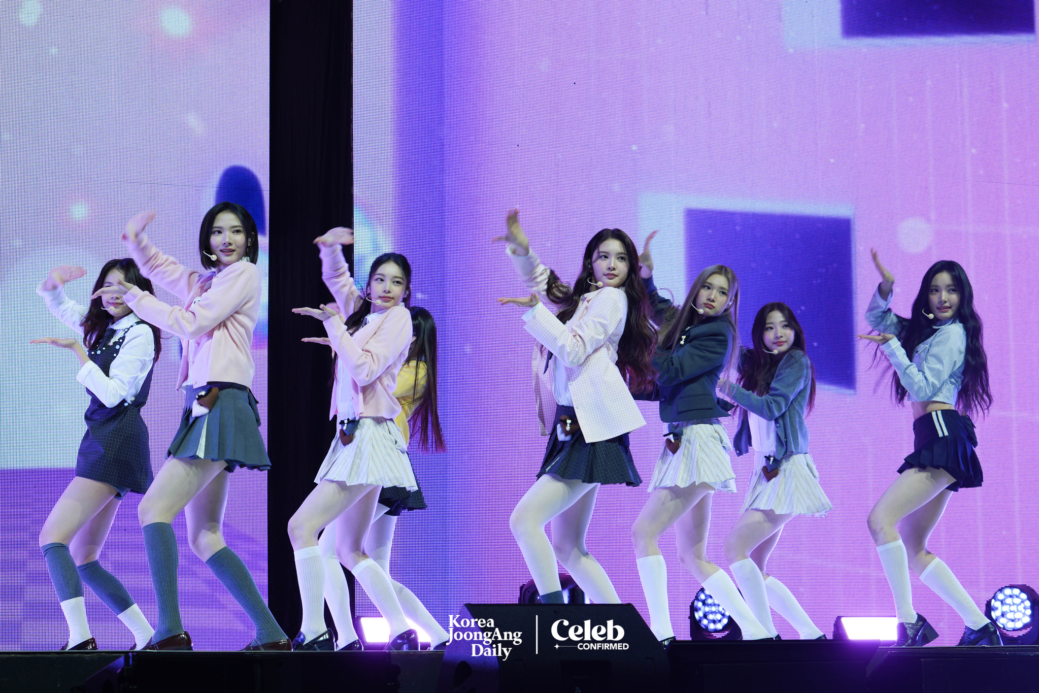 Girl group Hearts2Hearts performs lead track “The Chase” during a showcase held on Feb. 24 at Yes24 Live Hall in eastern Seoul. [DANIELA GONZALEZ PEREZ]