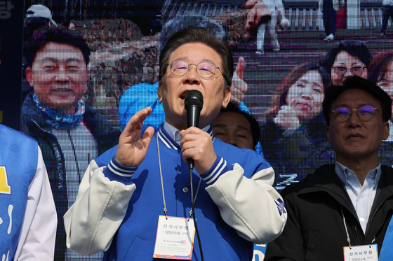 Democratic Party (DP) chief Lee Jae-myung campaigns for Lee Jae-jong, the DP candidate for Damyang County chief in South Jeolla, at a park on March 22, ahead of the April 2 by-elections. [NEWS1] 