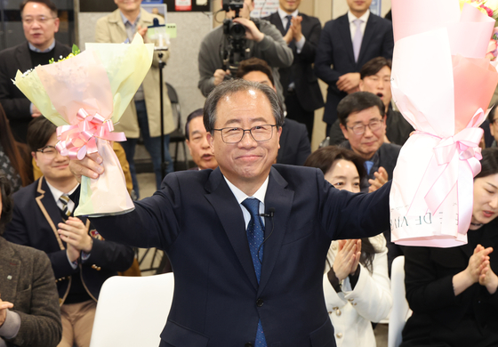 Busan's newly elected education superintendent Kim Seok-joon celebrates his victory in the April 2 by-elections at an office in Busanjin District. [SONG BONG-GEUN] 