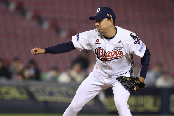 Doosan Bears reliever Lee Young-ha pitches in the seventh inning of a game against the Kiwoom Heroes at Jamsil Baseball Stadium in southern Seoul on Wednesday.  [YONHAP]