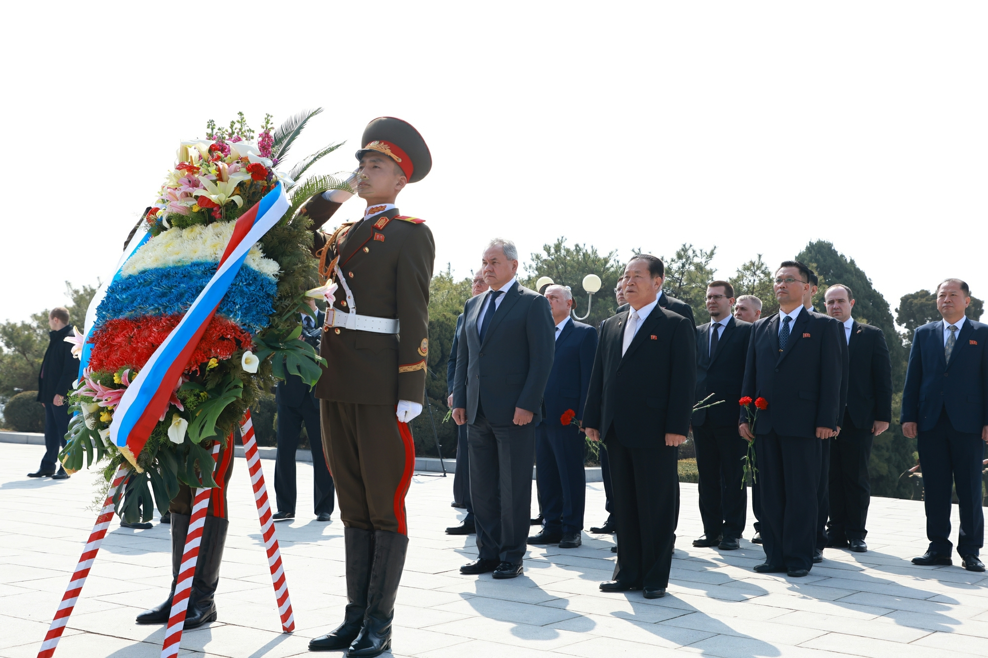 This photo published by North Korea's official Korean Central News Agency on March 21 shows members of a Russian delegation, led by Russia's Security Council Secretary Sergei Shoigu, laying a wreath at Liberation Tower in Pyongyang. [KOREAN CENTRAL NEWS AGENCY]
