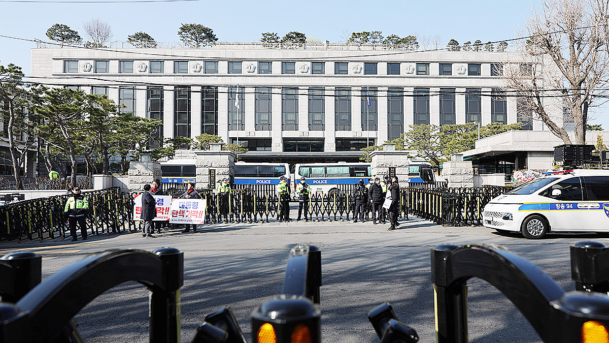 Police stand guard outside the Constitutional Court in Jongno District, central Seoul, on April 3. [NEWS1]