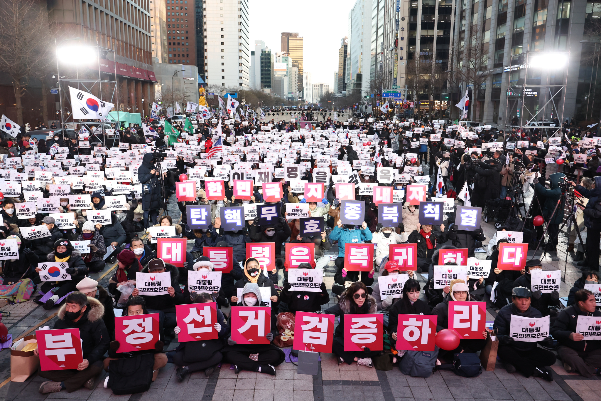 Supporters of impeached President Yoon Suk Yeol hold a ceremony marking the launch of a so-called public defense team at Cheonggye Plaza in central Seoul on Feb. 13. [NEWS1] 
