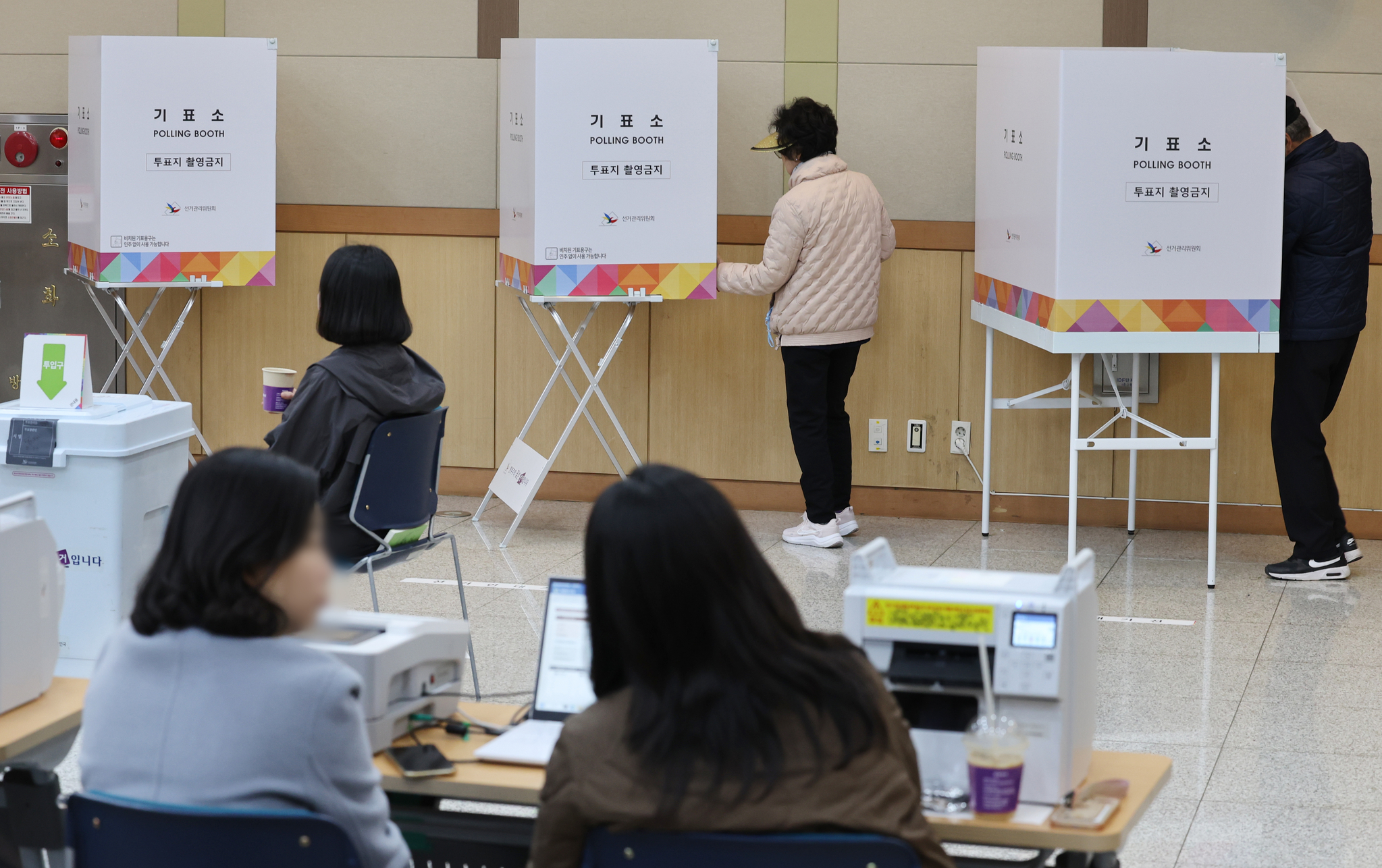 Voters cast their ballots in early voting at the Nam District Office in Busan for the April 2 by-elections to select their new education superintendent on March 28. [YONHAP] 