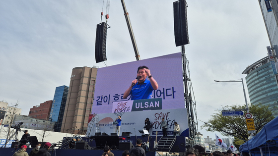 Lecturer Jeon Han-gil speaks on a stage with ″monster speakers″ installed at a conservative civic group Save Korea rally in Ulsan on March 29. [SAVE KOREA]