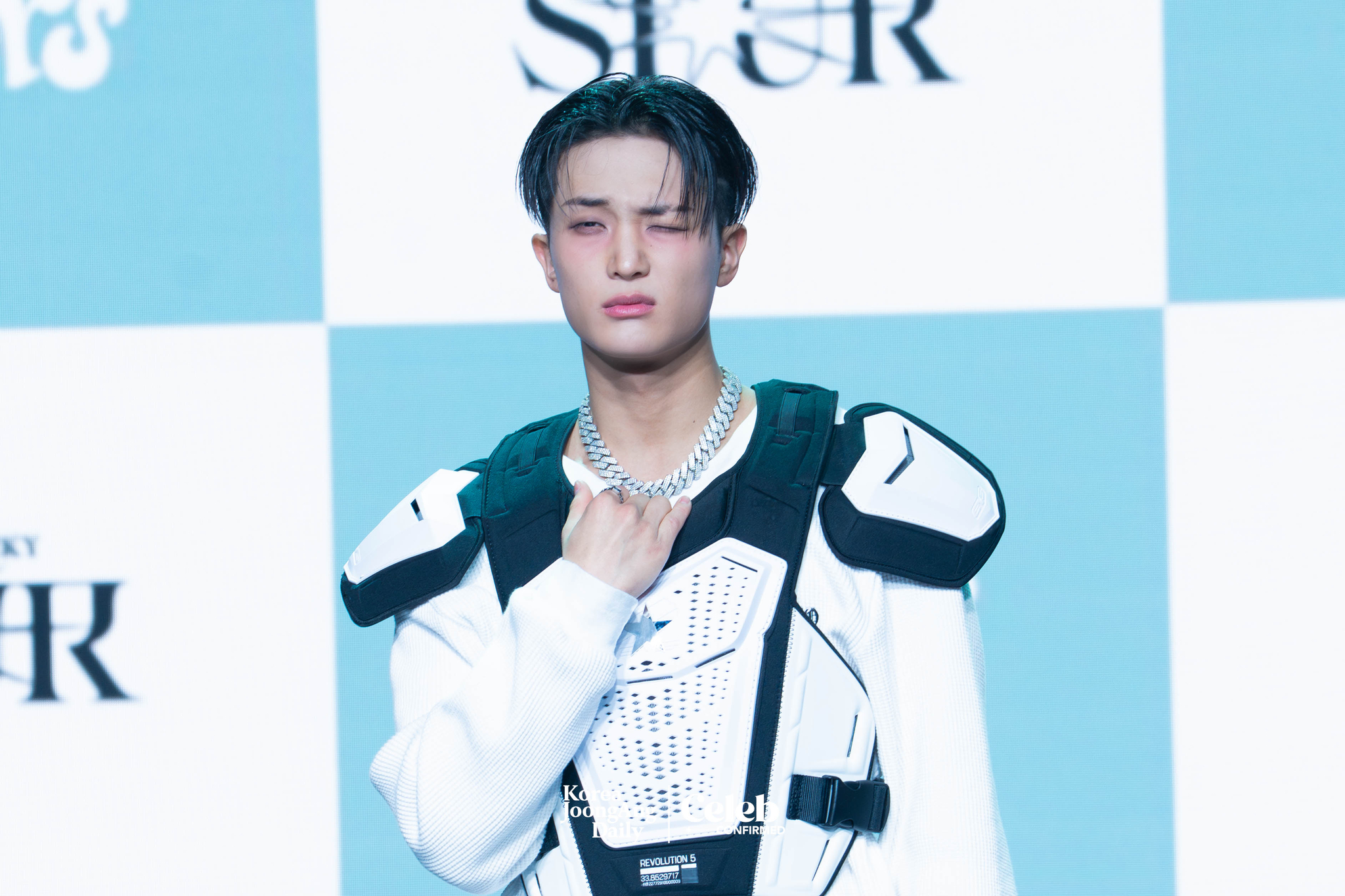 Xikers’ Sumin poses for photos during a showcase held on April 3 at the Ilchi Art Hall in Gangnam District, southern Seoul for the release of the fifth EP, ″House of Tricky: Spur.” [DANIELA GONZALEZ PEREZ]