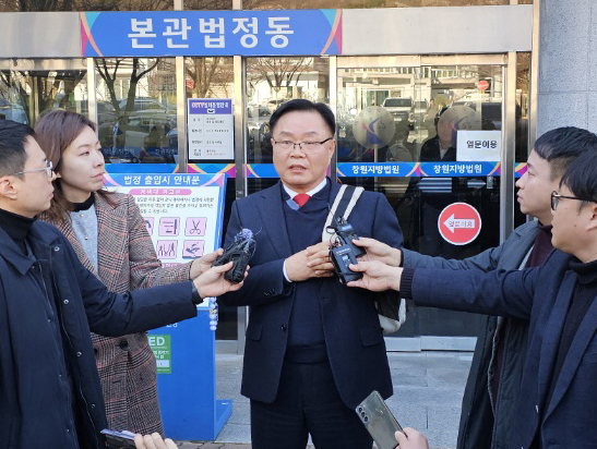 Changwon Mayor Hong Nam-pyo speaks before the press after attending a hearing at the Busan High Court over his alleged election law violations on Dec. 18, 2024. [YONHAP]