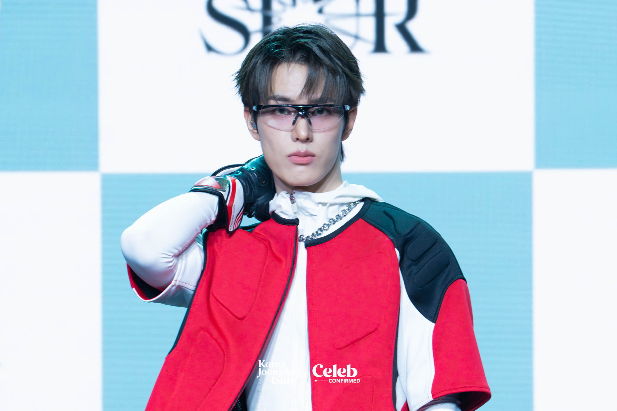 Xikers’ Jinsik poses for photos during a showcase held on April 3 at the Ilchi Art Hall in Gangnam District, southern Seoul for the release of the fifth EP, ″House of Tricky: Spur.” [DANIELA GONZALEZ PEREZ] 