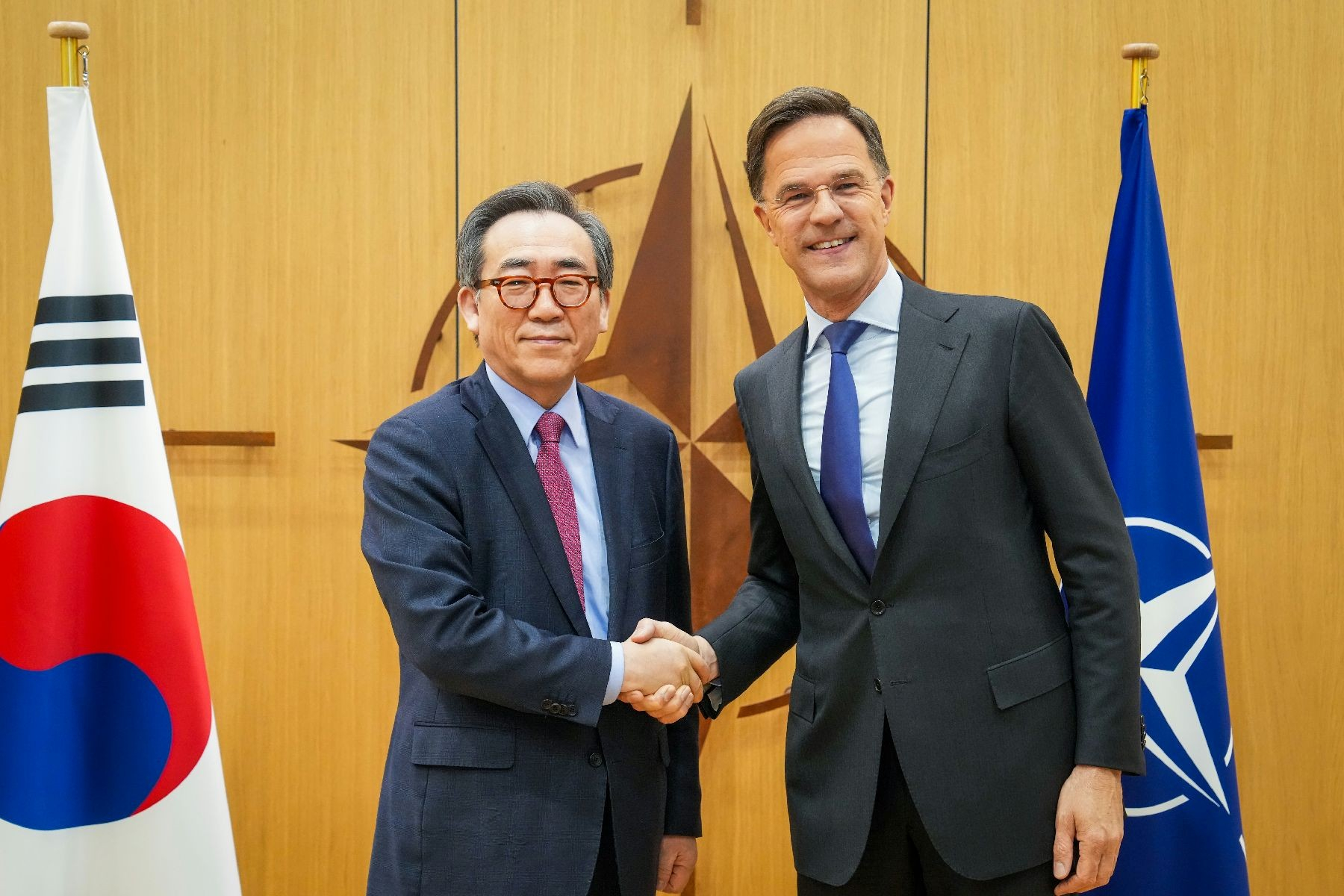 Foreign Minister Cho Tae-yul, left, poses with North Atlantic Treaty Organization Secretary General Mark Rutte during their meeting in Brussels on April 2. [MINISTRY OF FOREIN AFFAIRS]