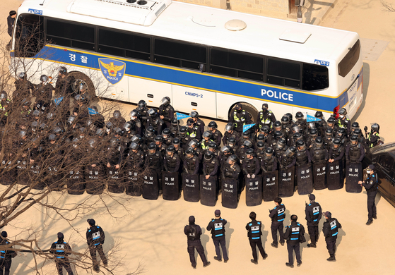 Police conduct a drill after putting on riot gear near the Constitutional Court in Jongno District, central Seoul, on Apr. 3 [YONHAP]