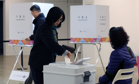 A voter casts her ballot at a polling station in Guro District, southwestern Seoul, during the by-elections on April 2 to elect a new district chief. [NEWS1] 