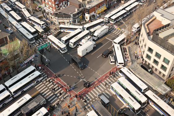 Police buses block the roads leading to Anguk Station intersection, which lies just south of the Constitutional Court in Jongno District, central Seoul, on April 3. [YONHAP]