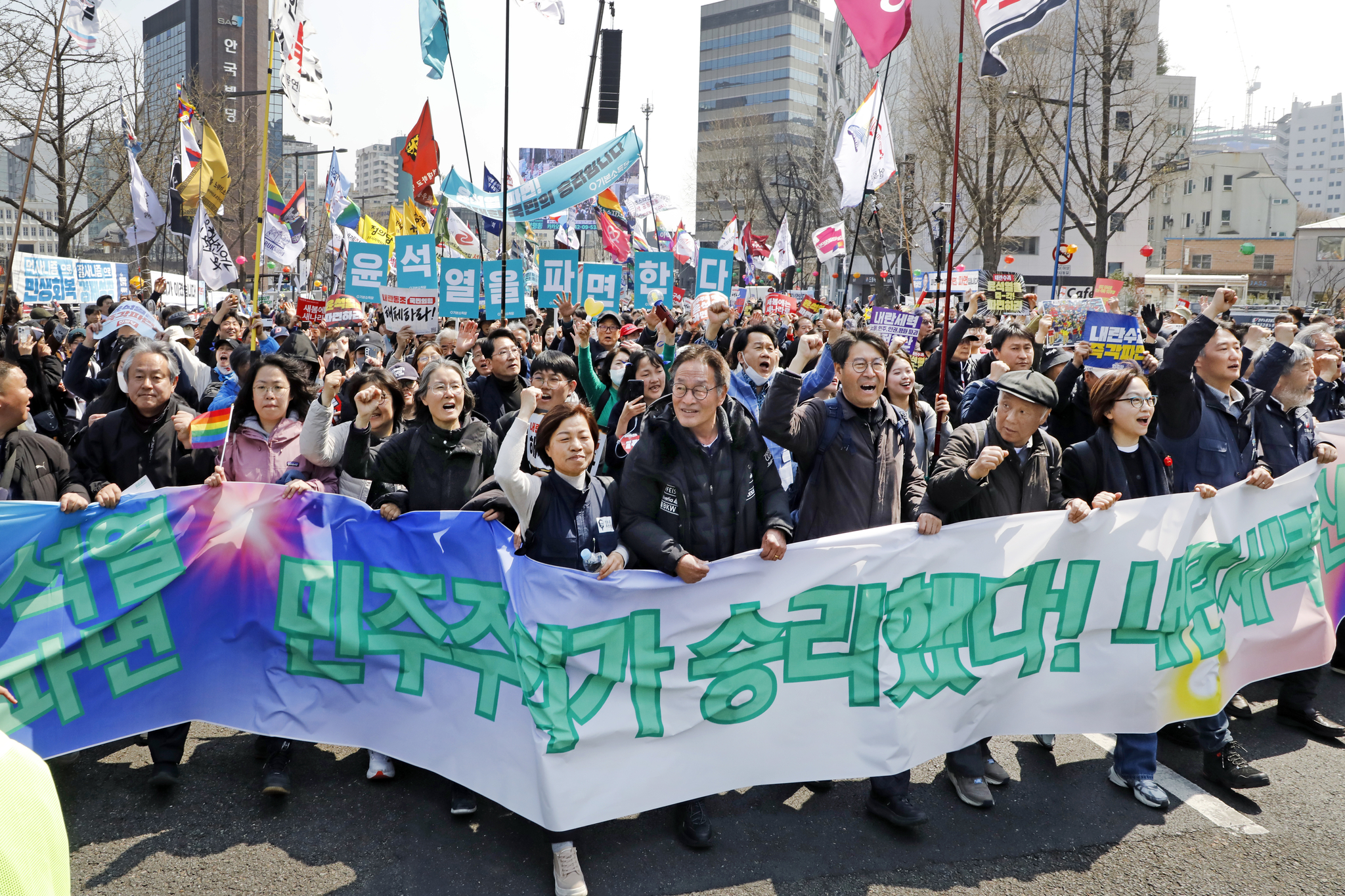 Anti-Yoon Suk Yeol protesters march, demanding the resignation of Yoon in Gwanghwamun, central Seoul, on Apr. 4. [PARK SANG-MOON] 