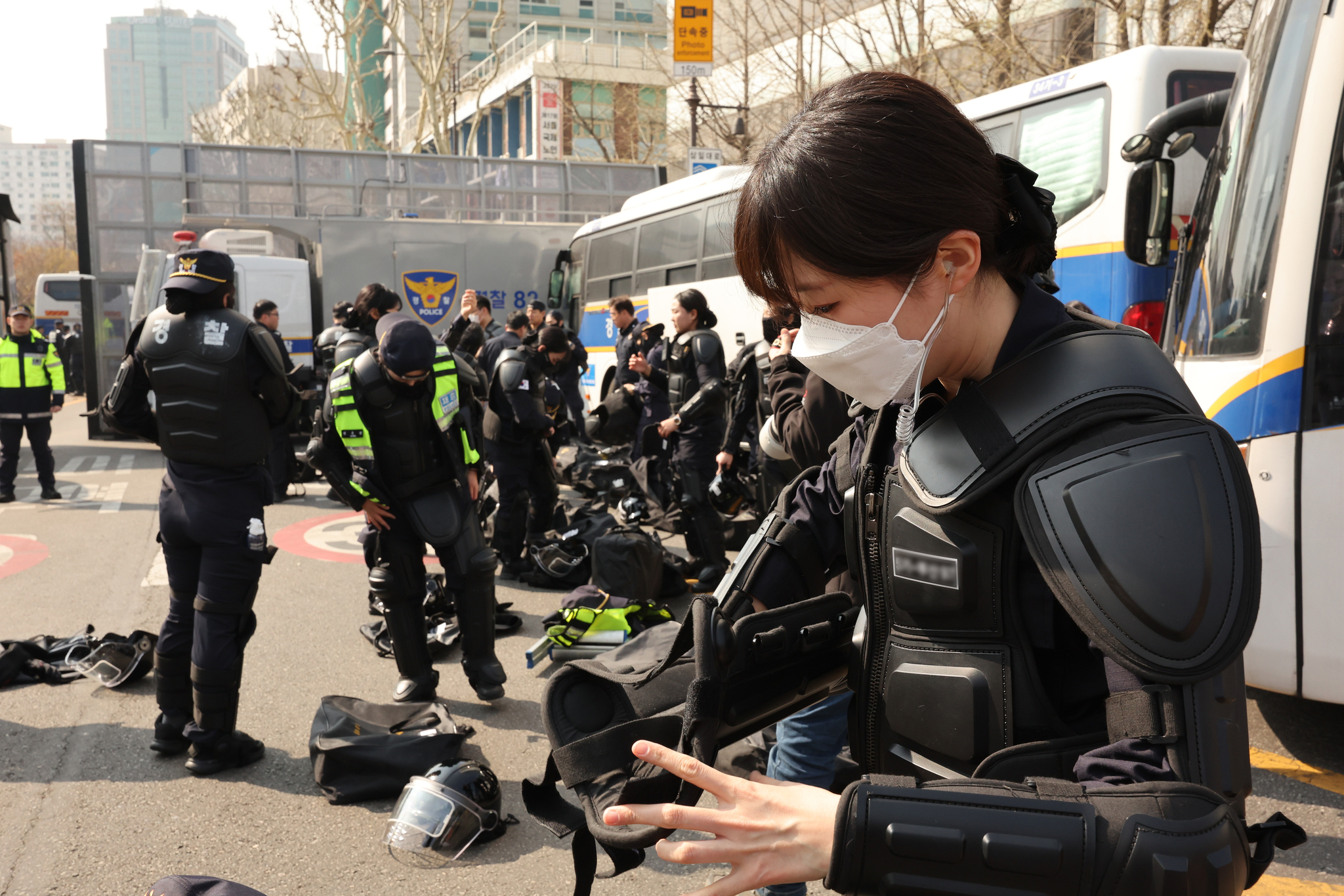 Police officers put on protective gear ahead of the Constitutional Court's announcement of its verdict on President Yoon Suk Yeol's impeachment on April 4. [YONHAP]