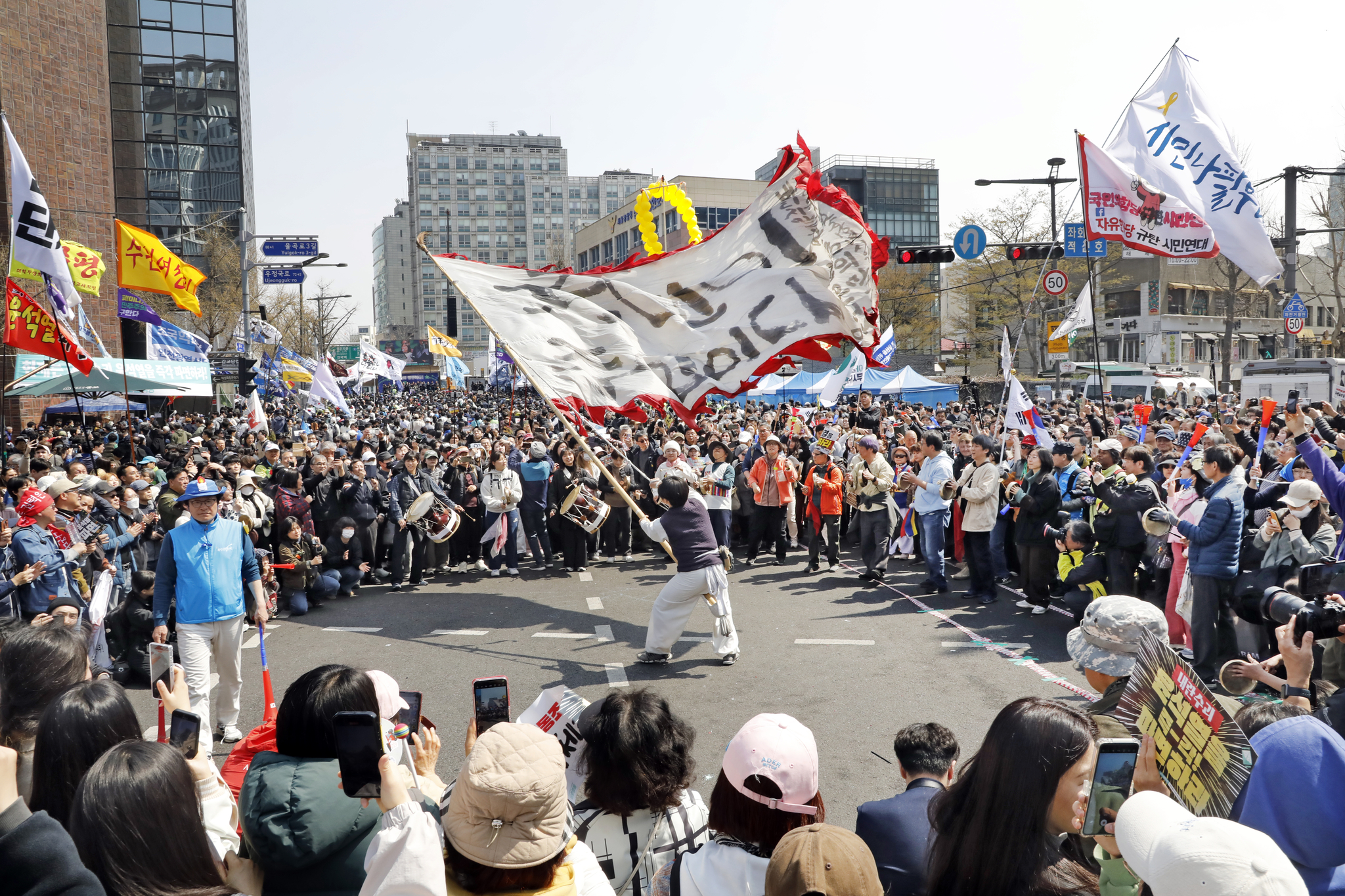 A man wearing traditional Korean clothing waves a flag in the middle of a anti-Yoon Suk Yeol protest near Anguk Station in central Seoul, on Apr. 4. [PARK SANG-MOON]