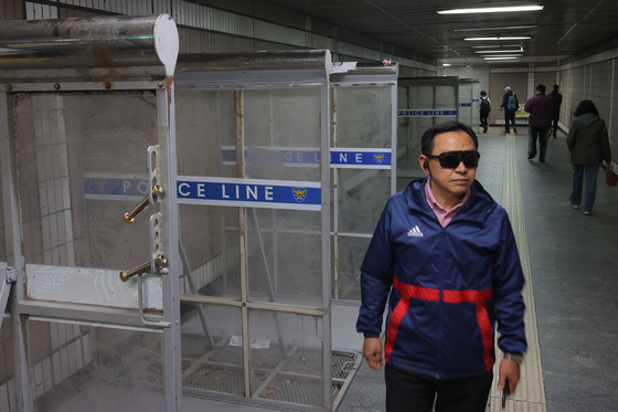 Safety fences erected by the police line up the walls in Anguk Station, Jongno District, central Seoul on Apr. 3. [NEWS1]